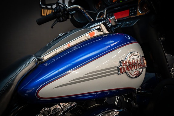 Harley-Davidson Electra Glide Ultra Classic (FLHTCUI) 16 of 20