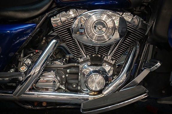 Harley-Davidson Electra Glide Ultra Classic (FLHTCUI) 13 of 20