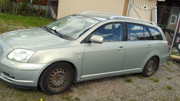 Toyota Avensis 2 of 4