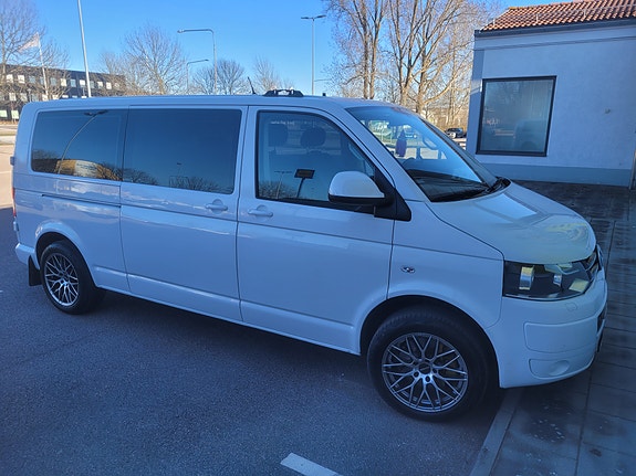 Volkswagen Caravelle 3 of 5