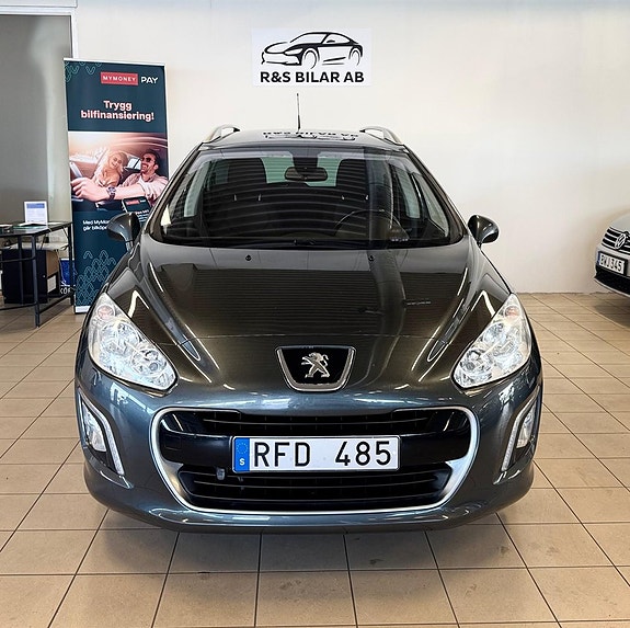 Peugeot 308 SW 2 of 5