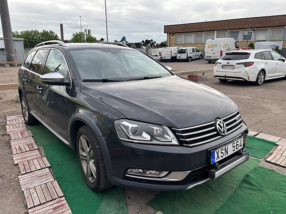 Volkswagen Passat Alltrack 2 of 4