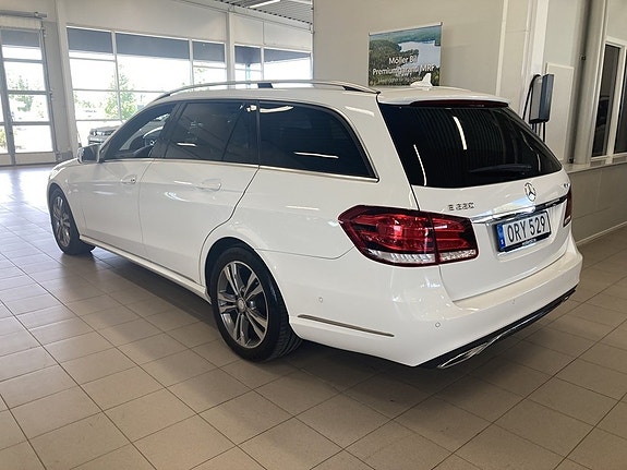 Mercedes-Benz E220 3 of 5