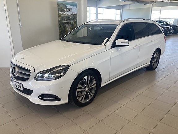 Mercedes-Benz E220 2 of 5