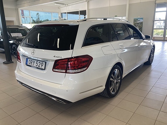 Mercedes-Benz E220 4 of 5