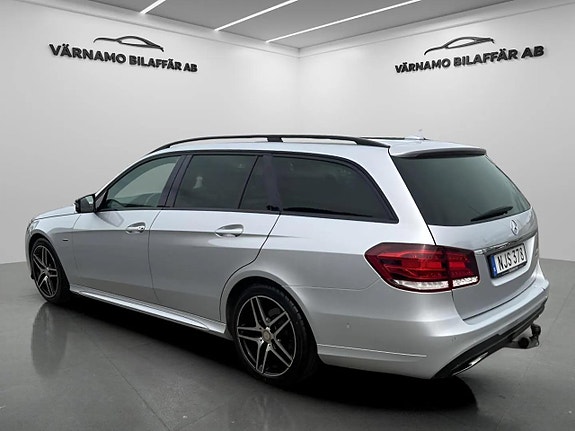 Mercedes-Benz E220 3 of 5