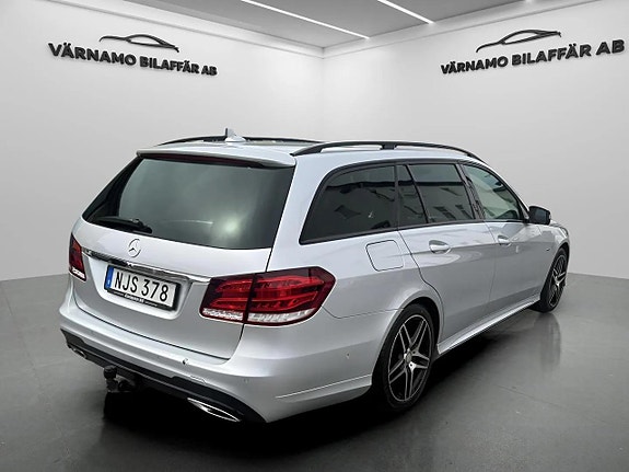 Mercedes-Benz E220 4 of 5