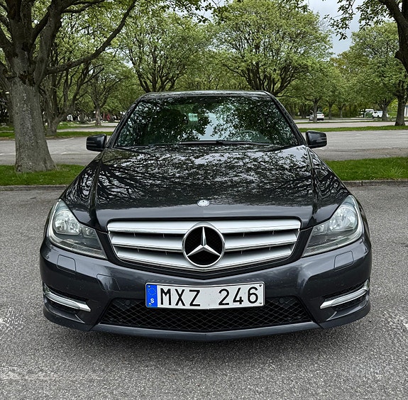 Mercedes-Benz C220 2 of 11