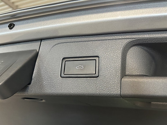 Volkswagen Passat 16 of 26