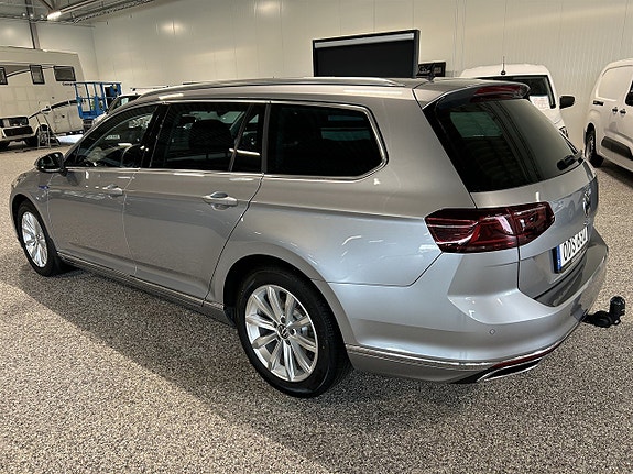 Volkswagen Passat 2 of 5