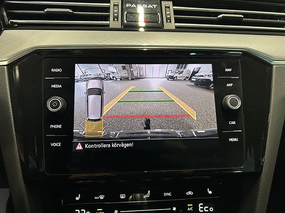 Volkswagen Passat 21 of 26