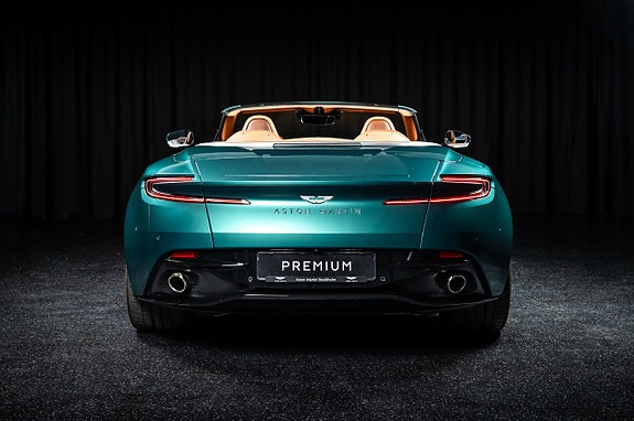 Aston Martin DB12 4 of 5