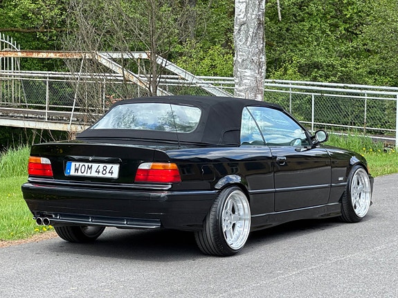 BMW 325i 4 of 5