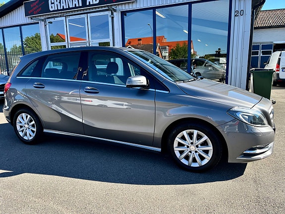 Mercedes-Benz B180 2 of 5