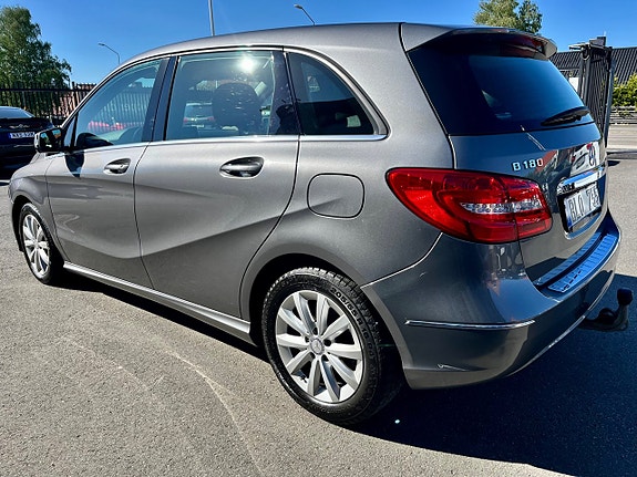Mercedes-Benz B180 4 of 5