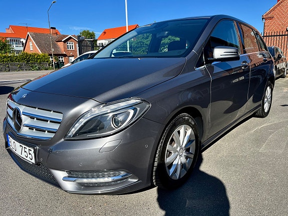 Mercedes-Benz B180 3 of 5