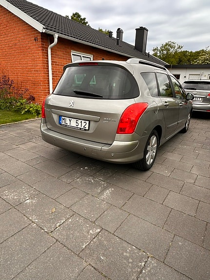 Peugeot 308 SW 2 of 9