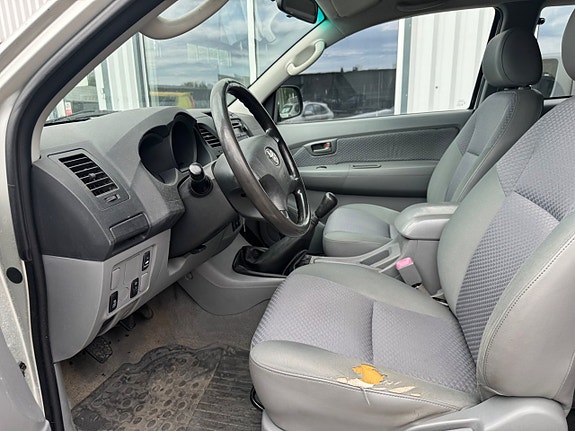 Toyota HiLux 12 of 14