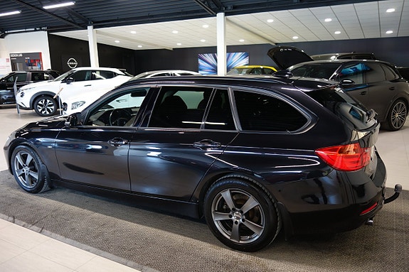 BMW 320d 2 of 5