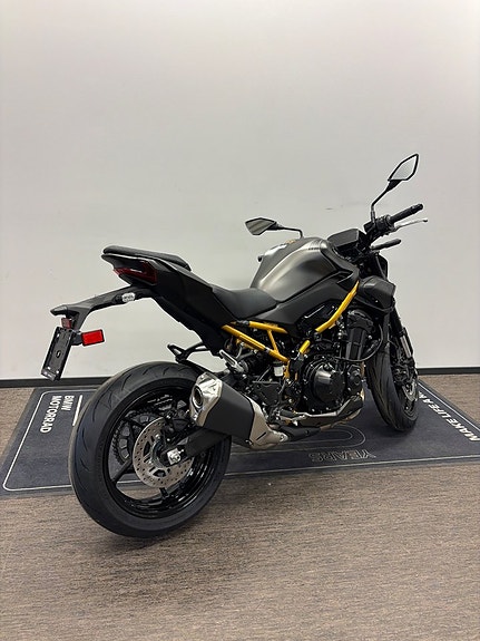 Kawasaki Z900 3 of 4