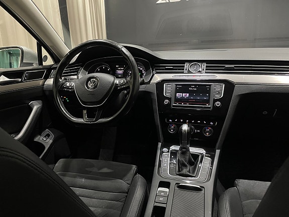 Volkswagen Passat 17 of 25
