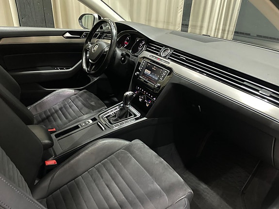 Volkswagen Passat 16 of 25