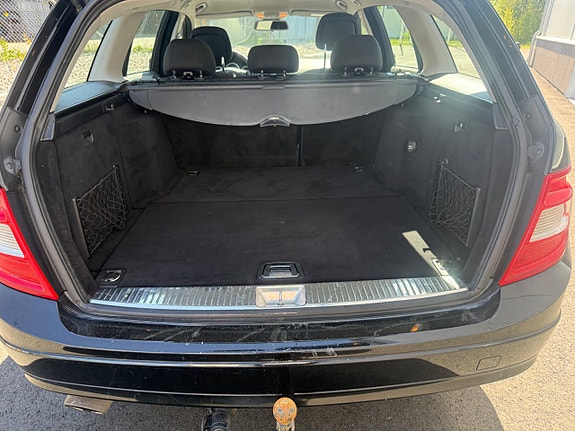 Mercedes-Benz C180 3 of 5