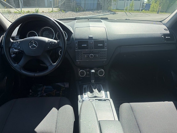 Mercedes-Benz C180 4 of 5