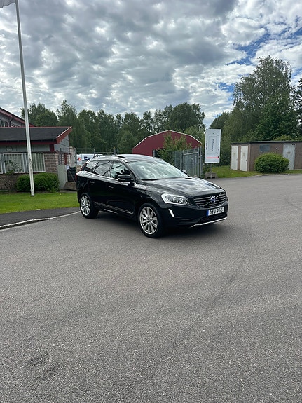 Volvo XC60 2 of 7
