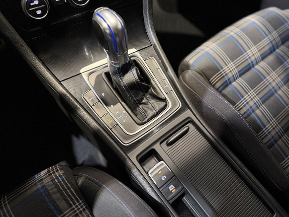 Volkswagen Golf VII 15 of 26