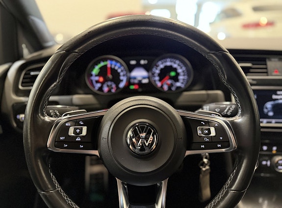 Volkswagen Golf VII 12 of 26