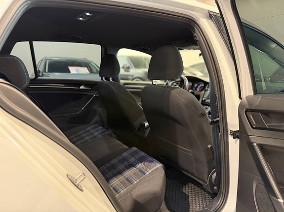 Volkswagen Golf VII 24 of 26