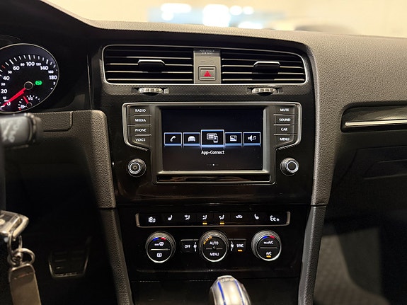 Volkswagen Golf VII 17 of 26