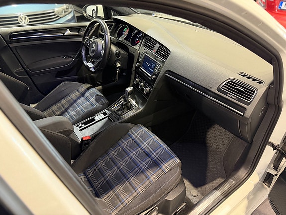 Volkswagen Golf VII 13 of 26