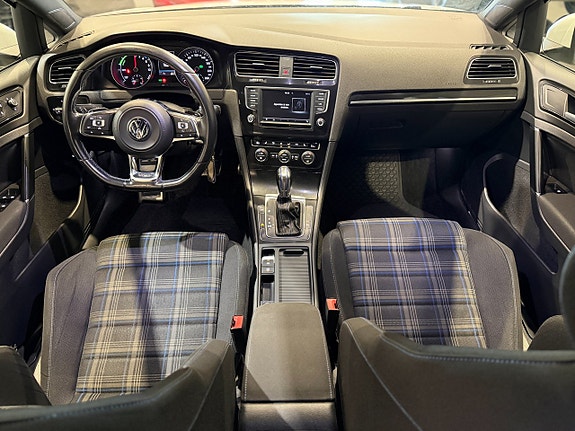 Volkswagen Golf VII 10 of 26