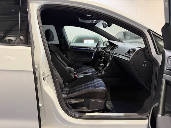 Volkswagen Golf VII 14 of 26