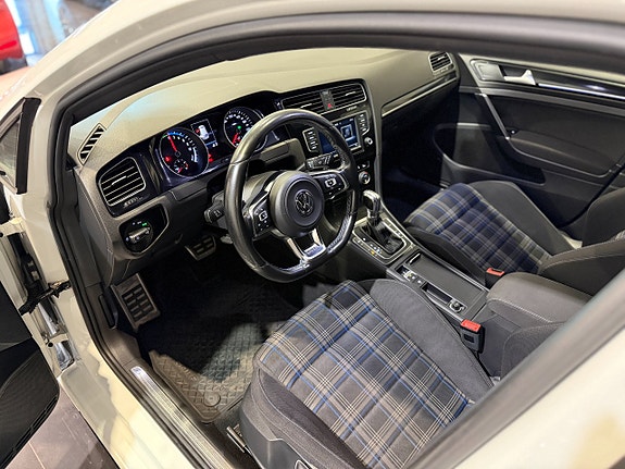 Volkswagen Golf VII 11 of 26