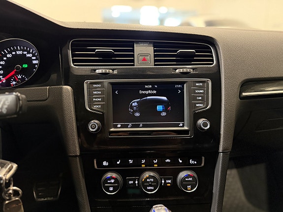 Volkswagen Golf VII 16 of 26