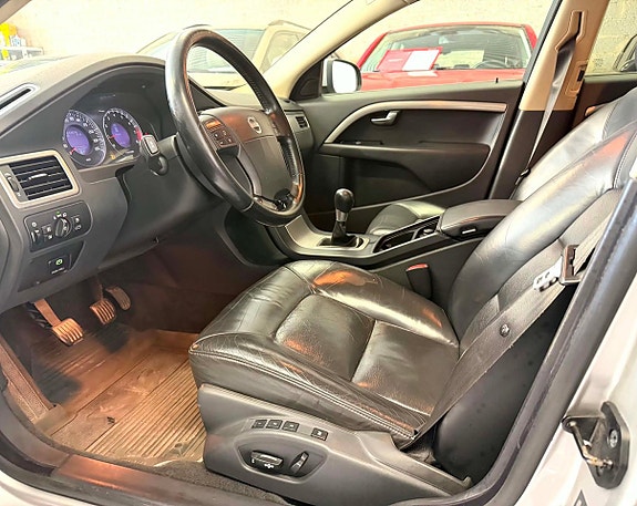 Volvo V70 8 of 25