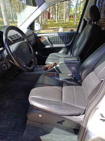Mercedes-Benz ML320 8 of 13