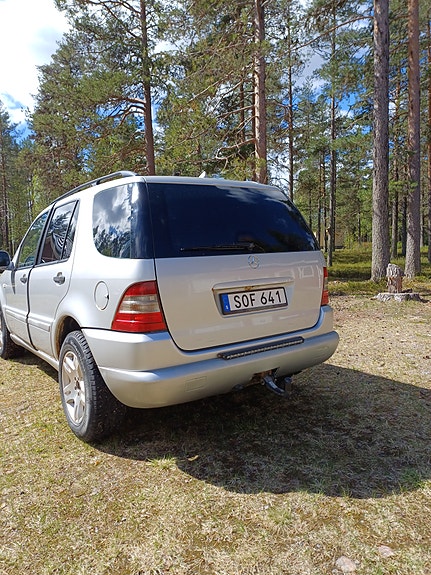 Mercedes-Benz ML320 4 of 5