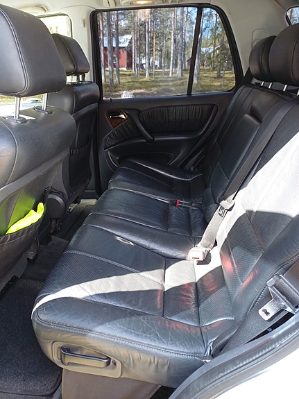 Mercedes-Benz ML320 10 of 13