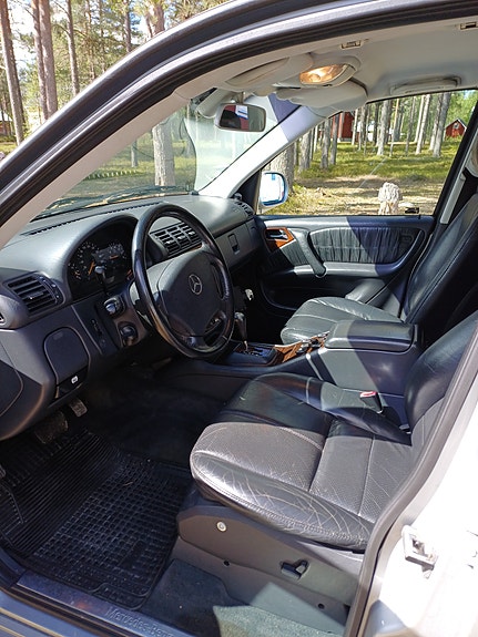 Mercedes-Benz ML320 3 of 5