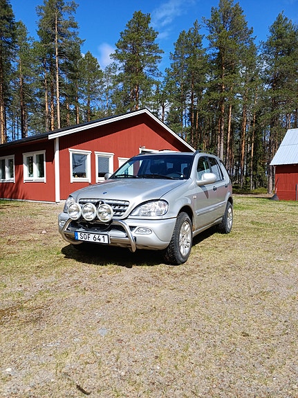 Mercedes-Benz ML320 2 of 5
