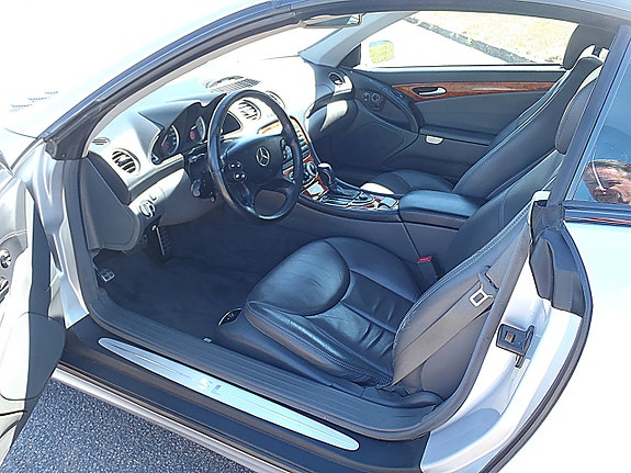 Mercedes-Benz SL500 9 of 17