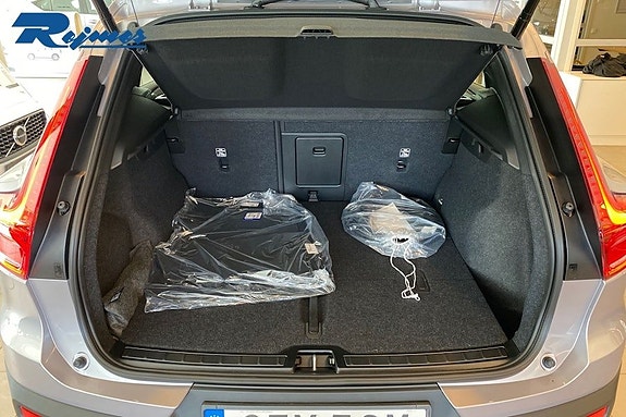Volvo EX40 14 of 19