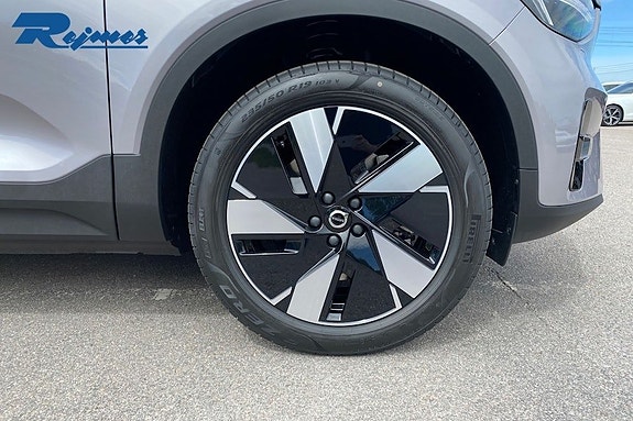 Volvo EX40 15 of 19