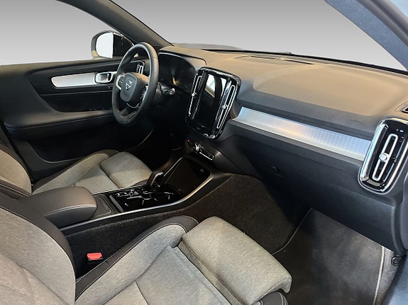 Volvo XC40 4 of 5