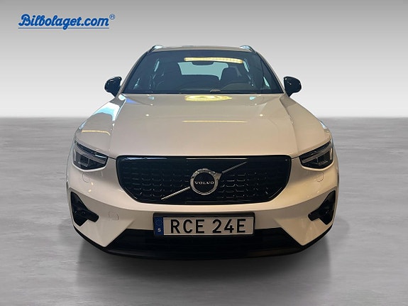 Volvo XC40 2 of 5