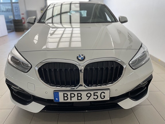 BMW 118i 2 of 5